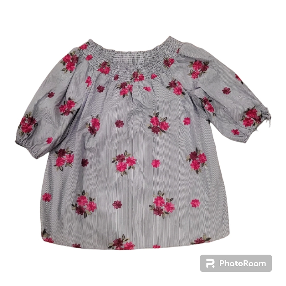NWT Melissa Paige off the shoulder top in 1X. Crochet floral pattern